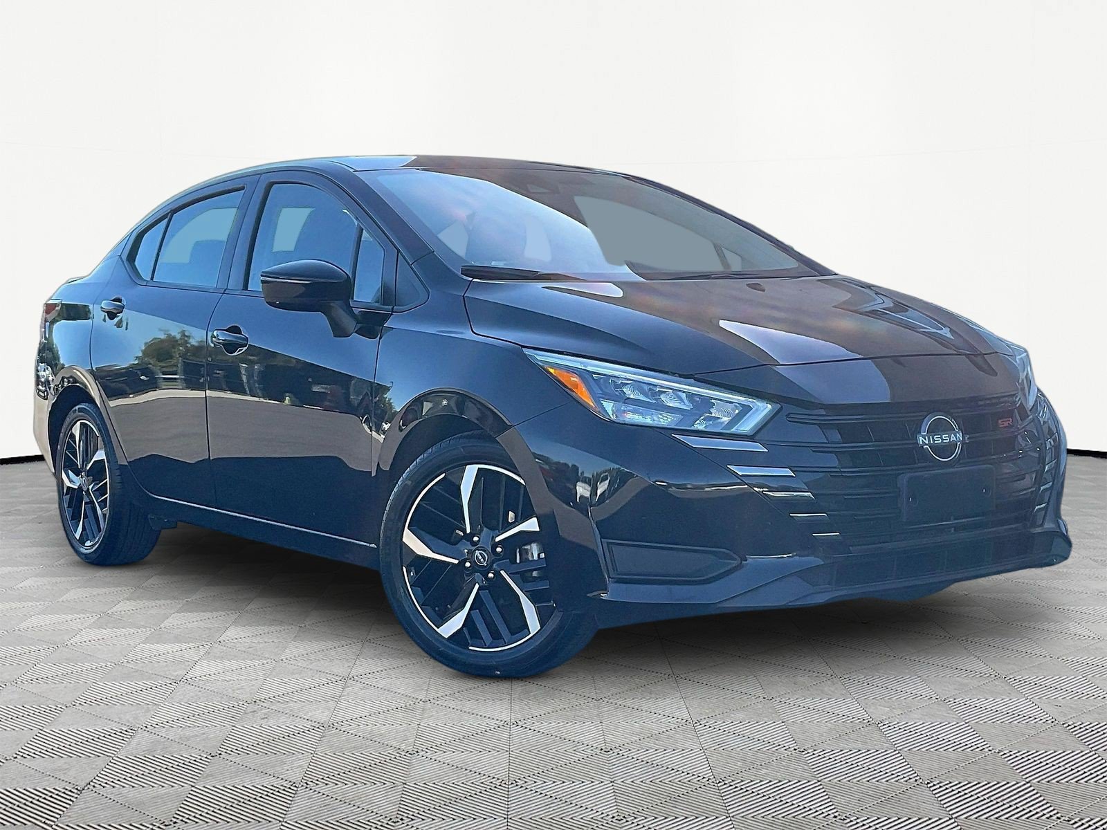 Used 2024 Nissan Versa SR FWD image 3