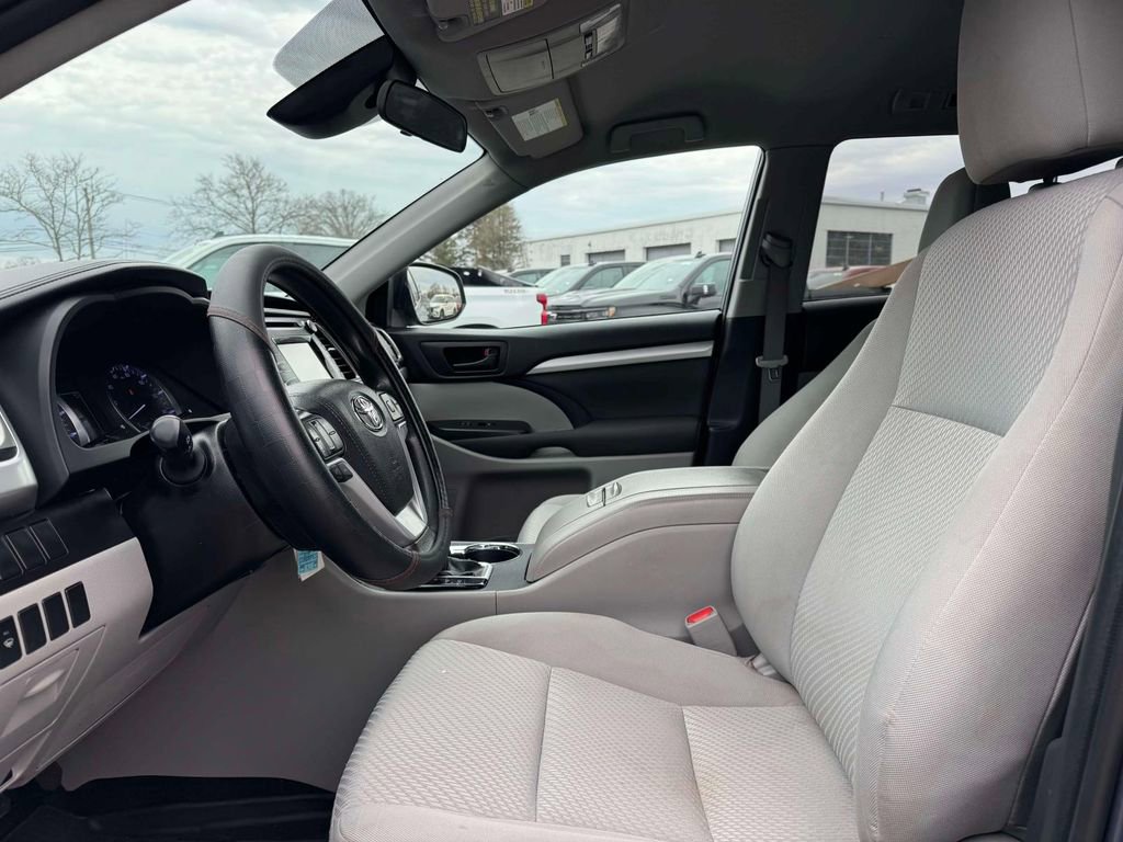 Used 2019 Toyota Highlander LE image 13