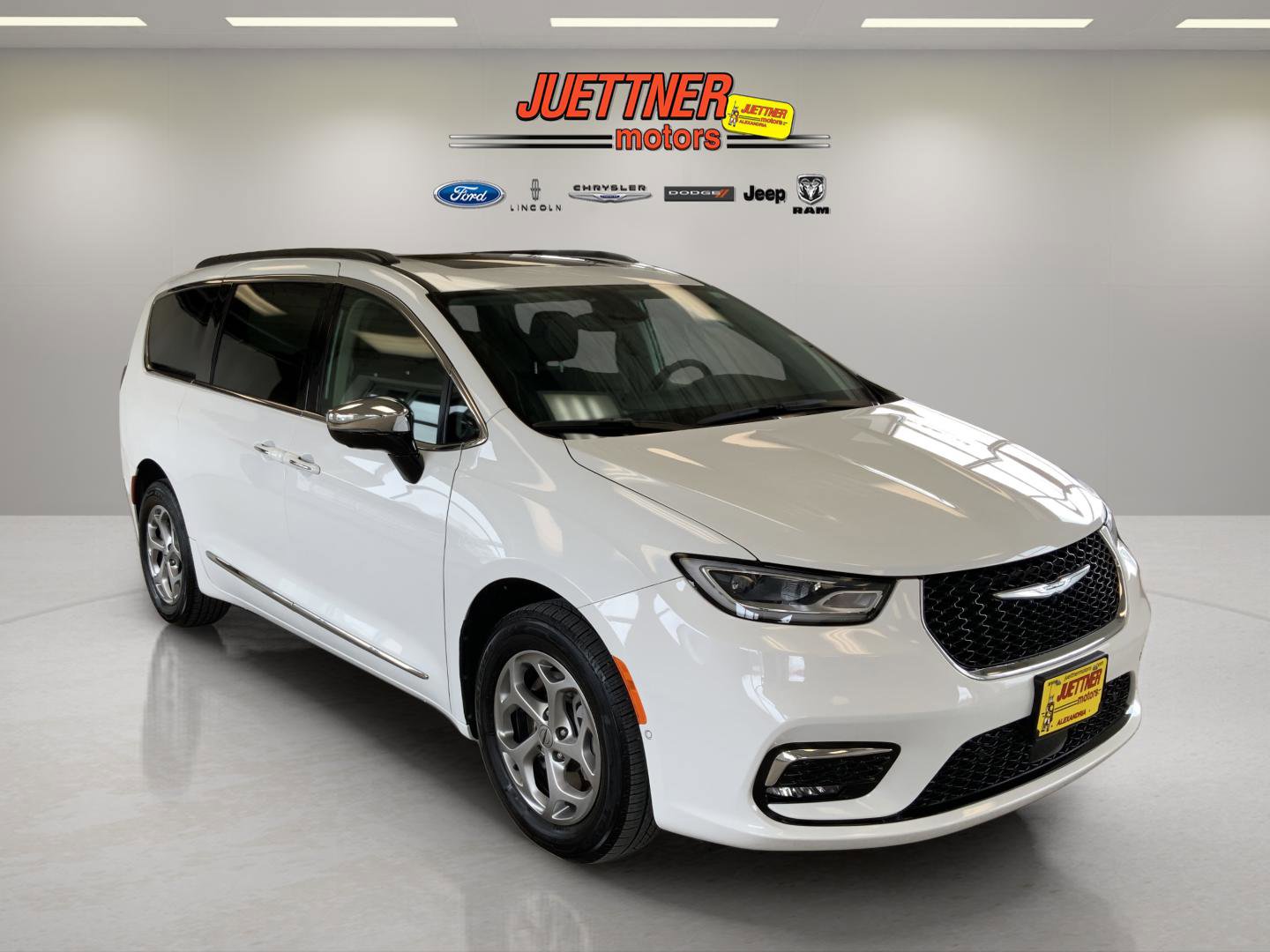 Used 2023 Chrysler Pacifica Limited w/ Trailer Tow Group AWD/4WD image 2