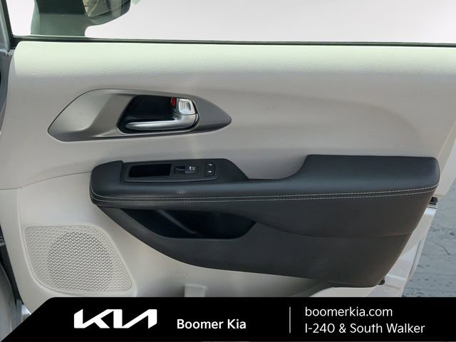 Used 2023 Chrysler Pacifica Touring-L image 10