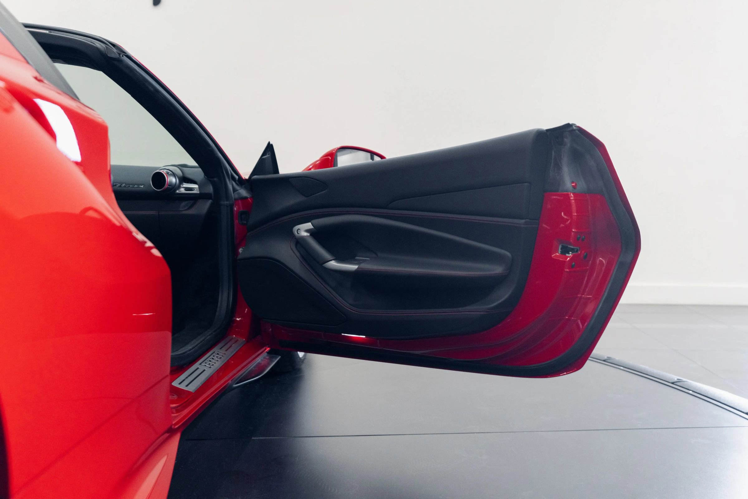 Used 2021 Ferrari F8 Spider image 22