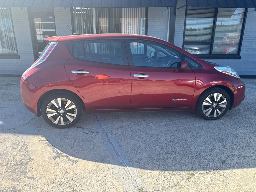 Used 2015 Nissan Leaf SL w/ Premium Package FWD image 8