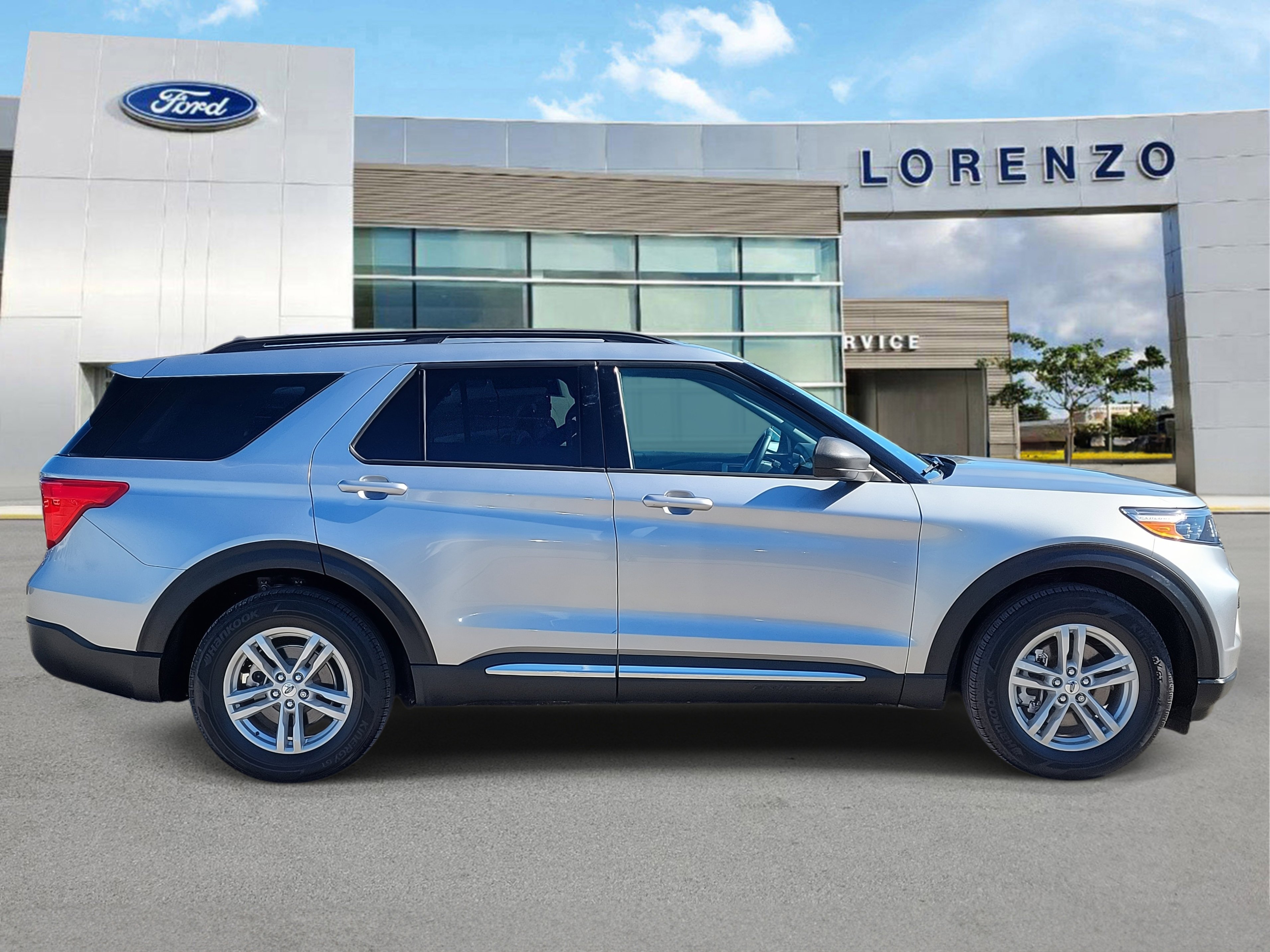 Used 2022 Ford Explorer XLT image 4