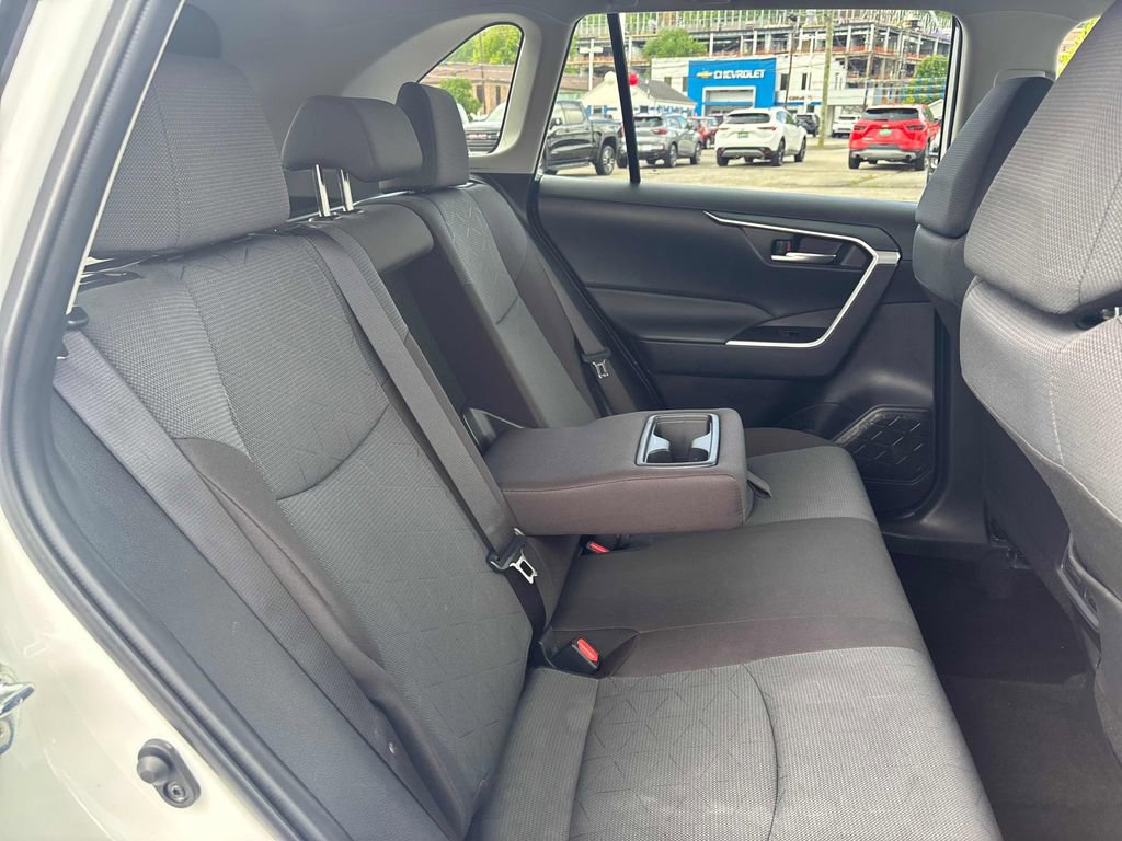 Used 2025 Toyota RAV4 XLE AWD/4WD image 28
