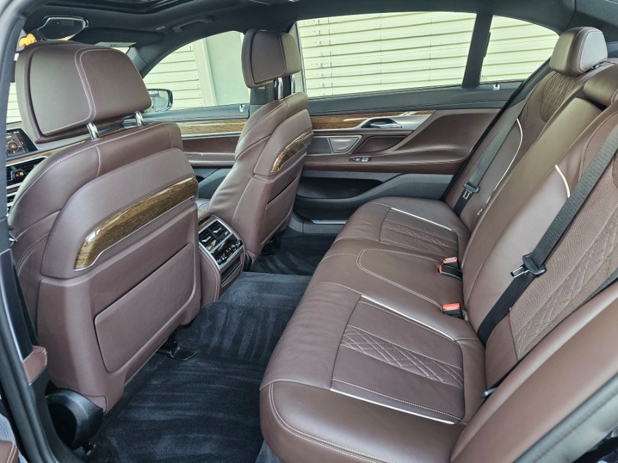 Used 2019 BMW 750i xDrive w/ Executive Package image 9