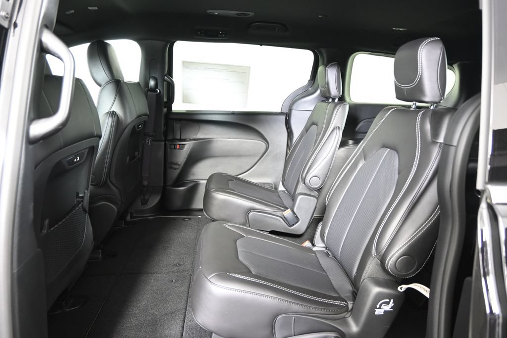 New 2027 Chrysler Pacifica Select FWD image 19
