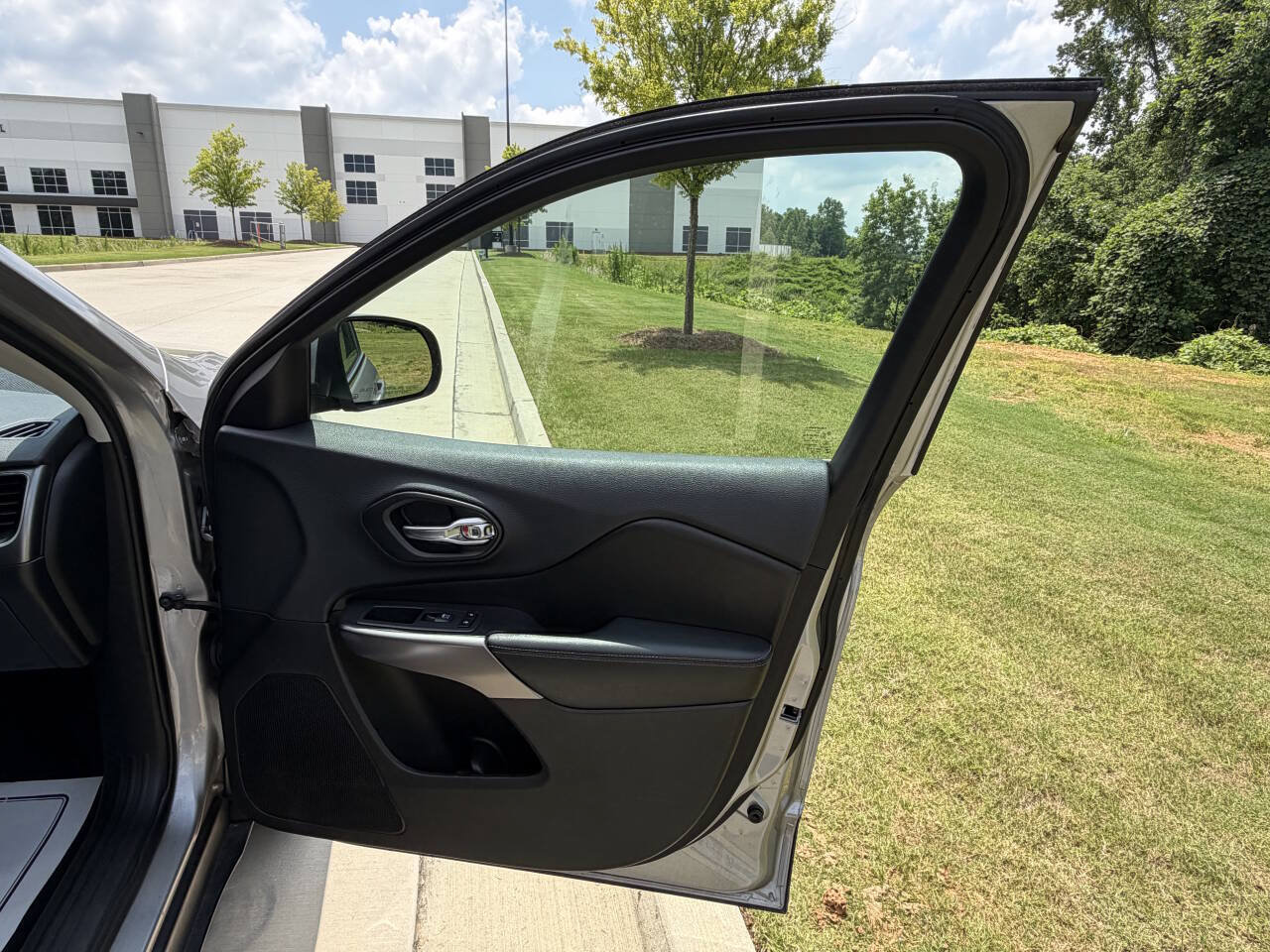 Used 2019 Jeep Cherokee Latitude Plus AWD/4WD image 17