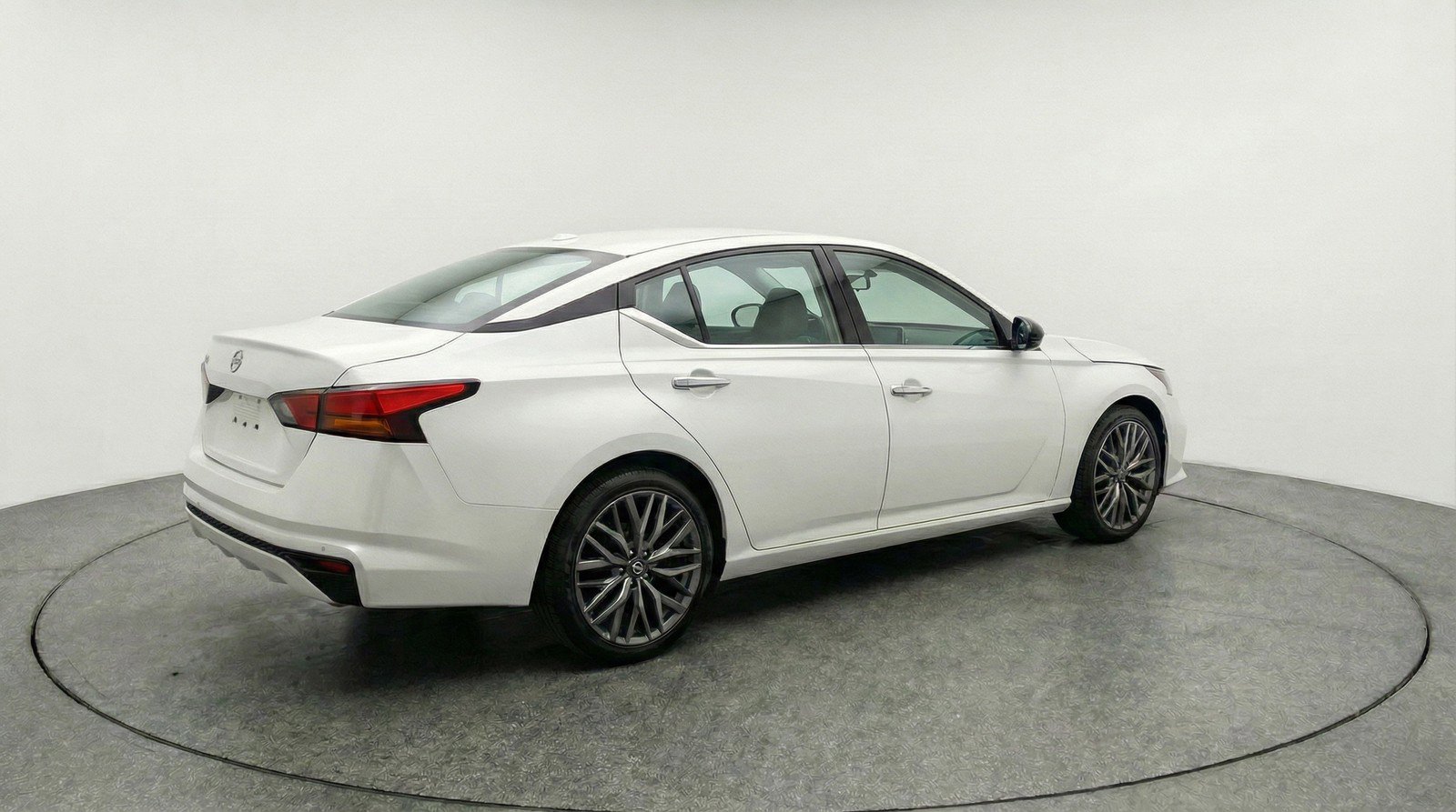 Used 2025 Nissan Altima 2.5 SV image 9