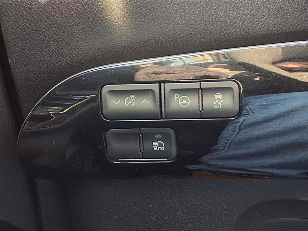 Used 2021 Toyota Prius LE image 15