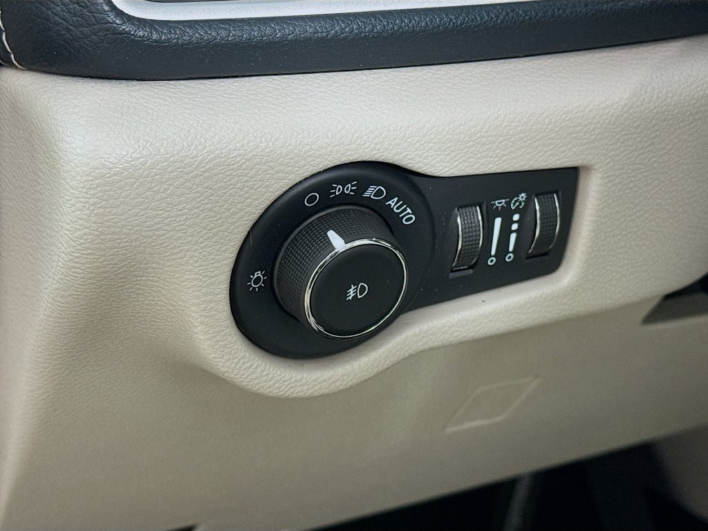 Used 2021 Chrysler Pacifica Touring-L w/ Premium & Safety Sphere Group FWD image 12