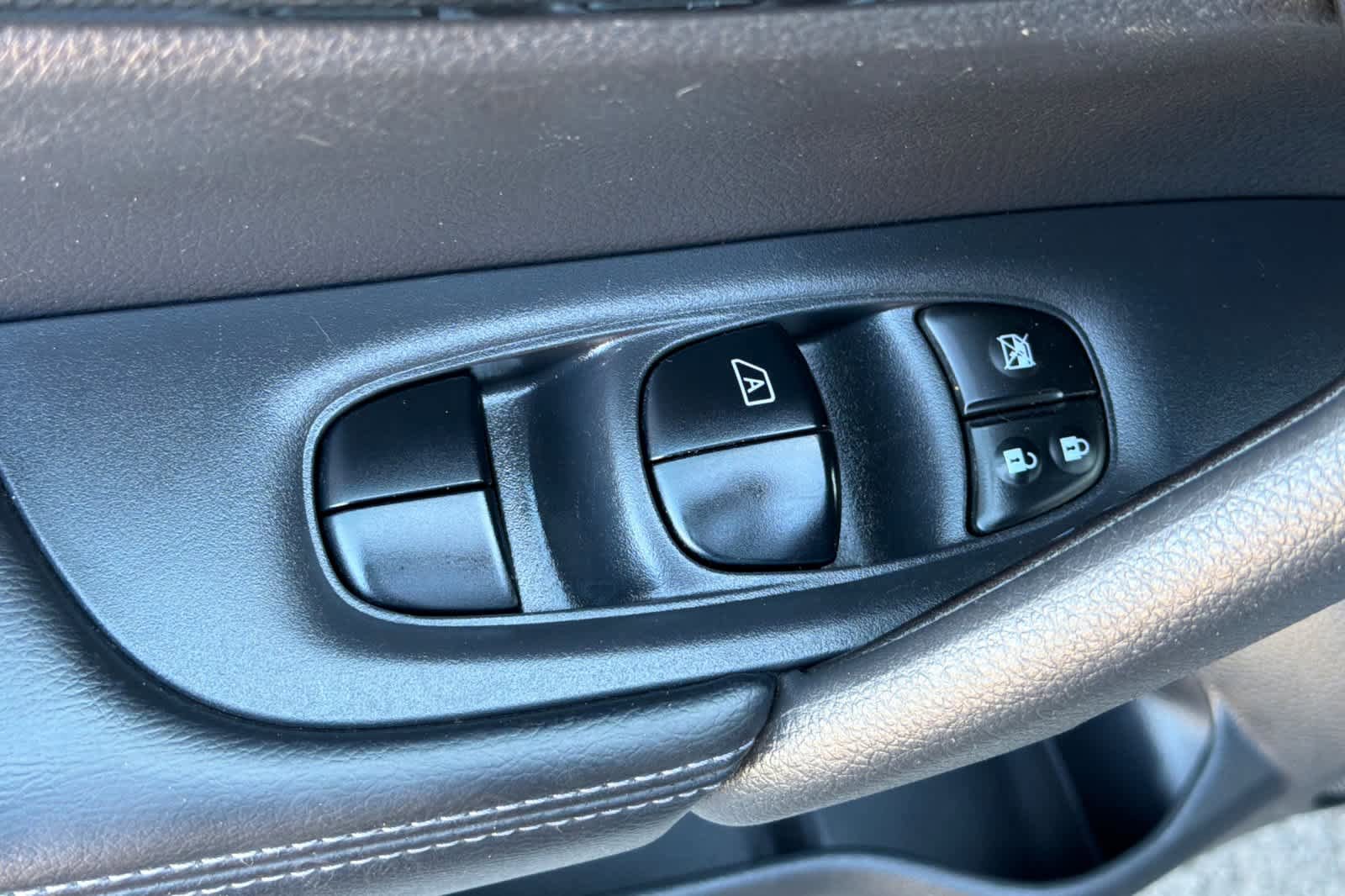 Used 2016 Nissan Rogue SL AWD/4WD image 15