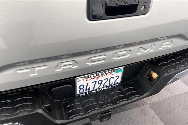 Used 2017 Toyota Tacoma TRD Off-Road AWD/4WD image 32