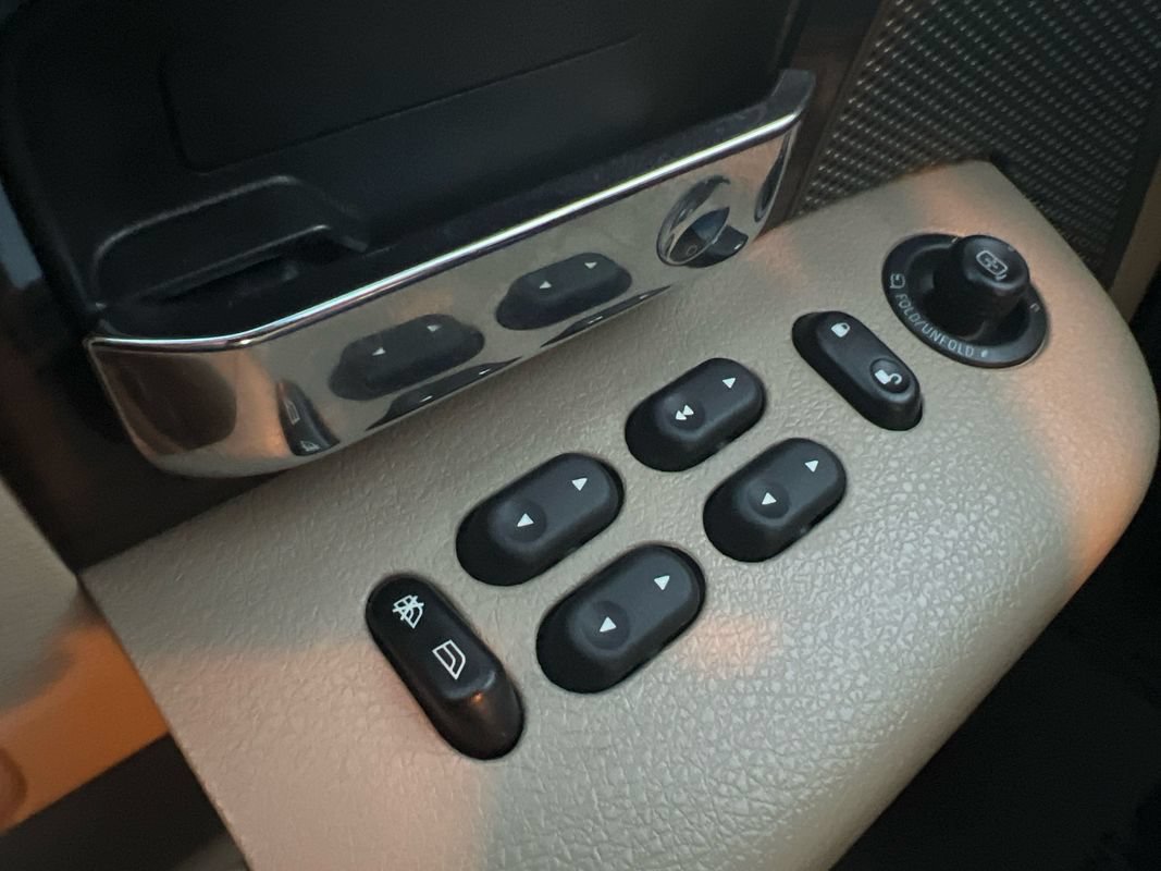 Used 2008 Lincoln Mark LT 4x4 image 21