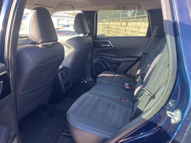 Used 2023 Mitsubishi Outlander SE image 4