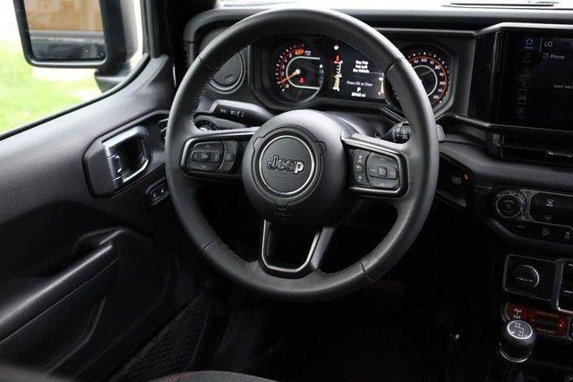 Used 2025 Jeep Wrangler Unlimited Rubicon AWD/4WD image 23