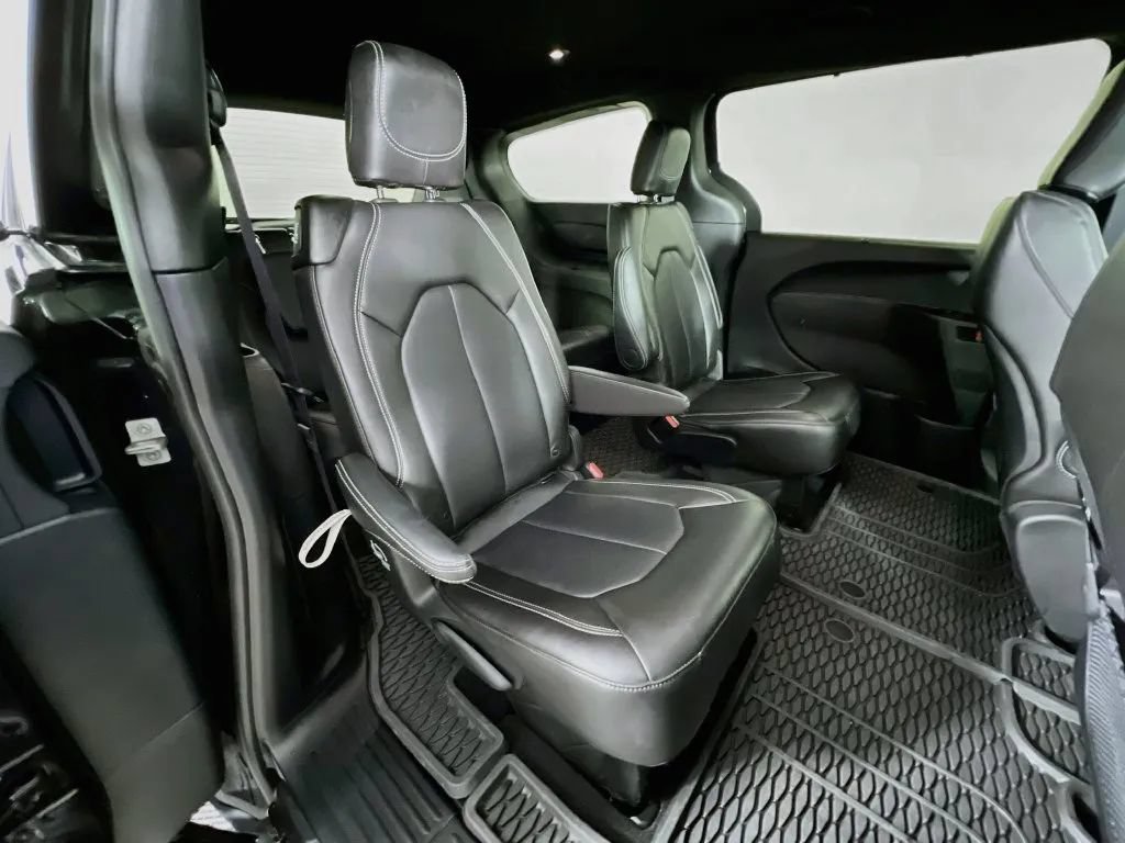 Used 2025 Chrysler Pacifica Select w/ Fav Edition Package FWD image 28
