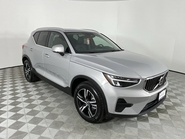 Used 2024 Volvo XC40 B5 Core image 4