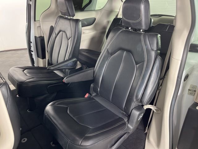 Used 2024 Chrysler Pacifica Touring-L FWD image 42