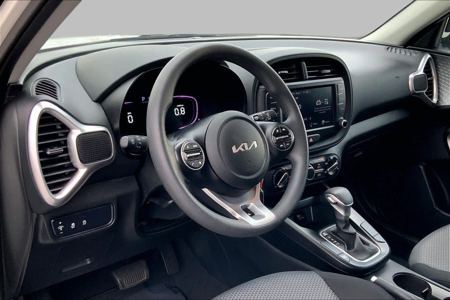 Used 2025 Kia Soul LX w/ LX Technology Package FWD image 16
