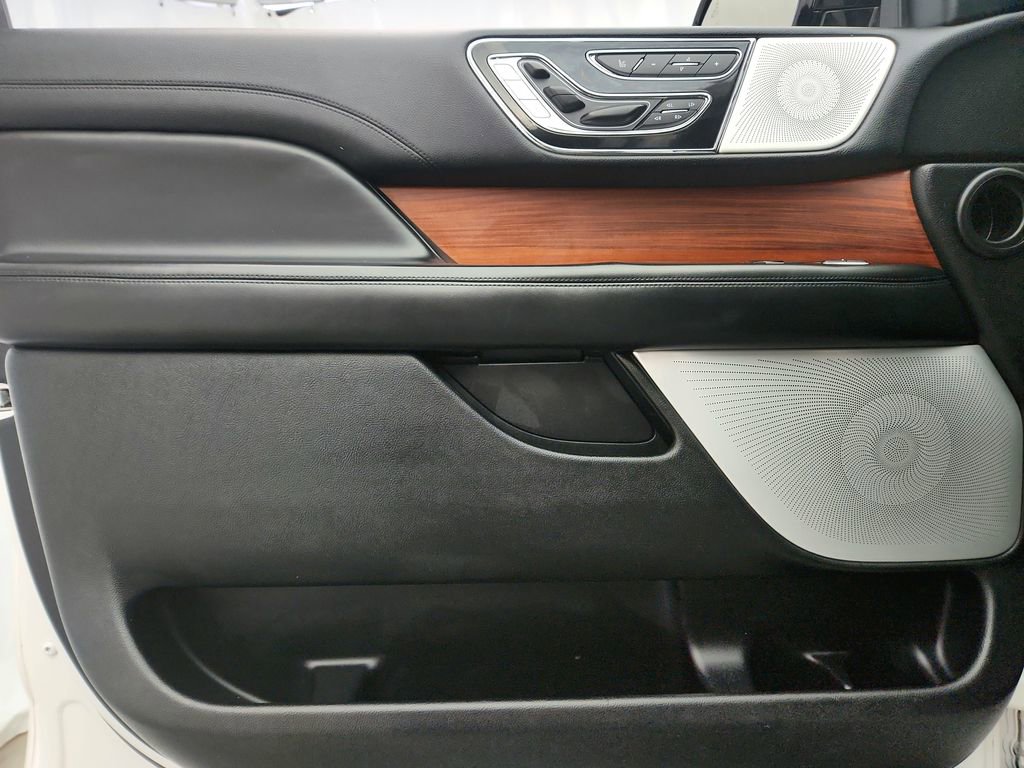 Used 2018 Lincoln Navigator L Reserve w/ Technology Package image 31