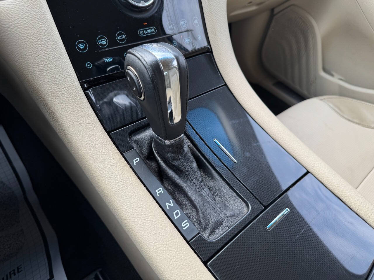 Used 2013 Ford Taurus Limited FWD image 19