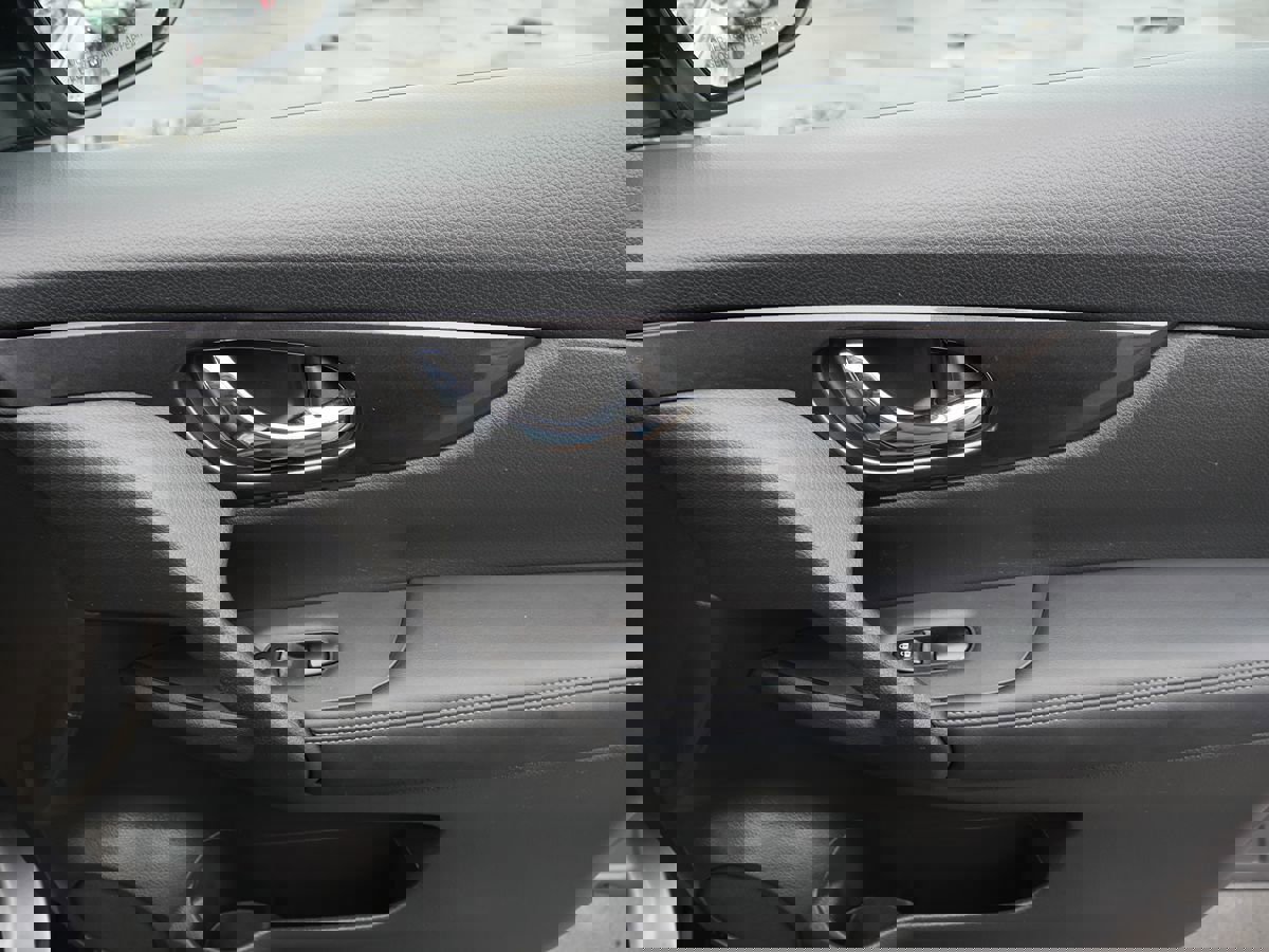 Used 2017 Nissan Rogue SV w/ SV Premium Package image 19