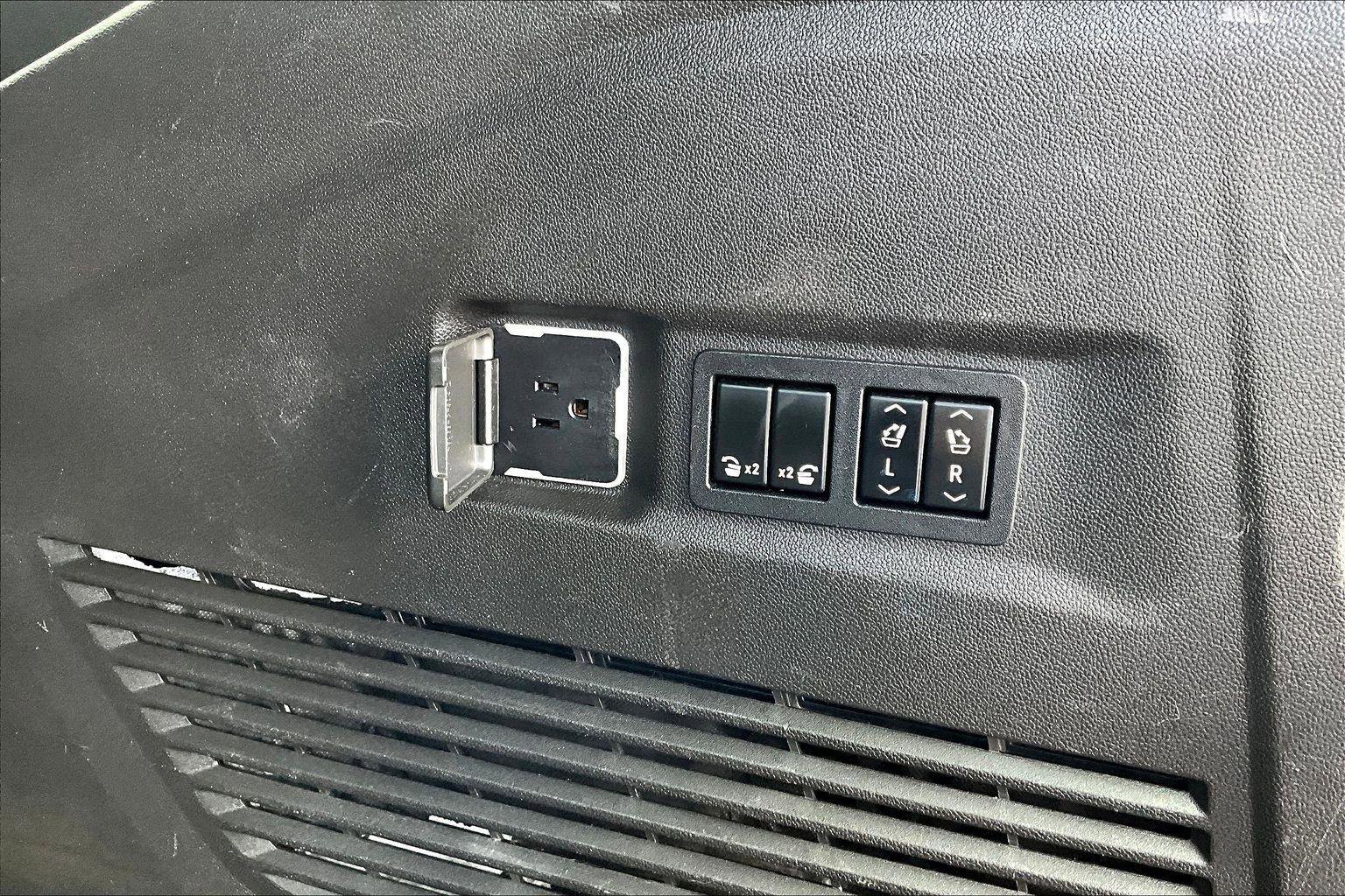 Used 2021 GMC Yukon XL Denali w/ Denali Premium Package image 38