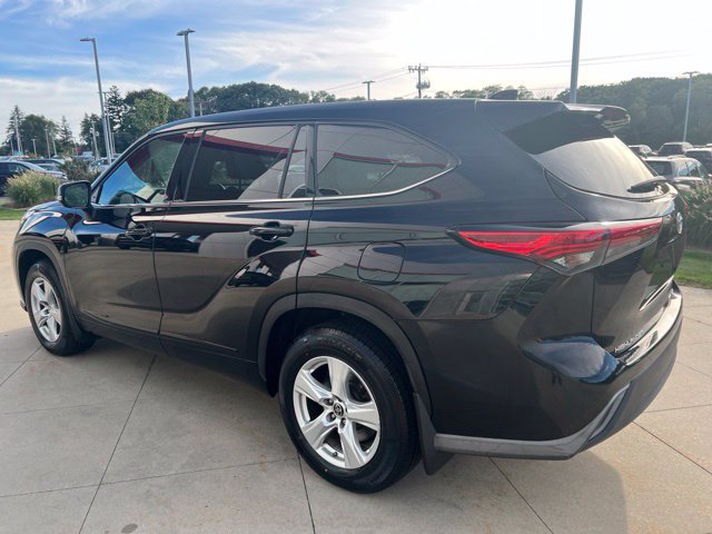 Used 2021 Toyota Highlander LE AWD/4WD image 5
