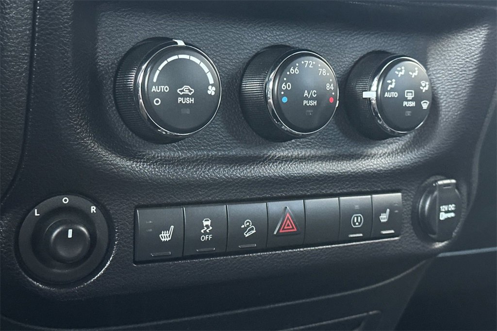 Used 2015 Jeep Wrangler Unlimited Rubicon w/ Connectivity Group image 21