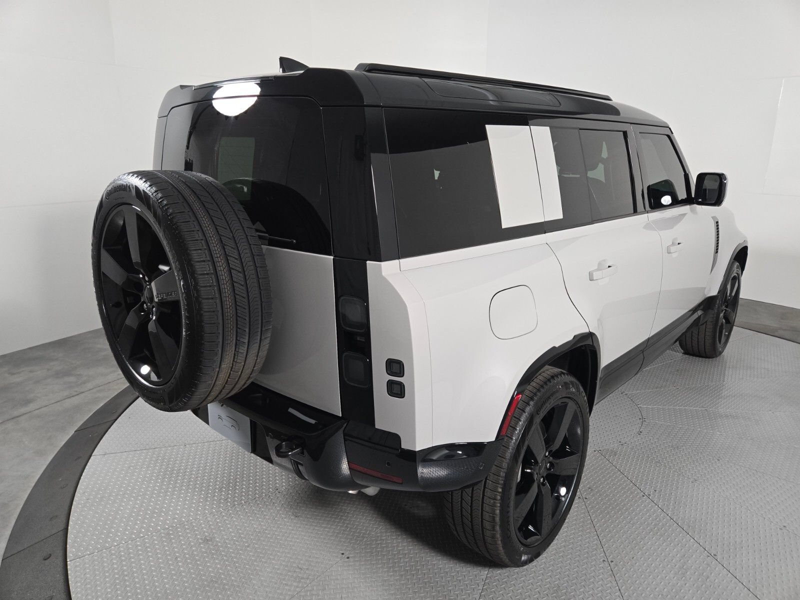 New 2026 Land Rover Defender 110 X-Dynamic SE AWD/4WD image 2