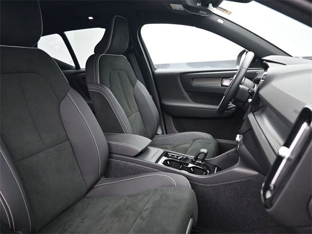 Used 2024 Volvo XC40 B5 Plus image 34