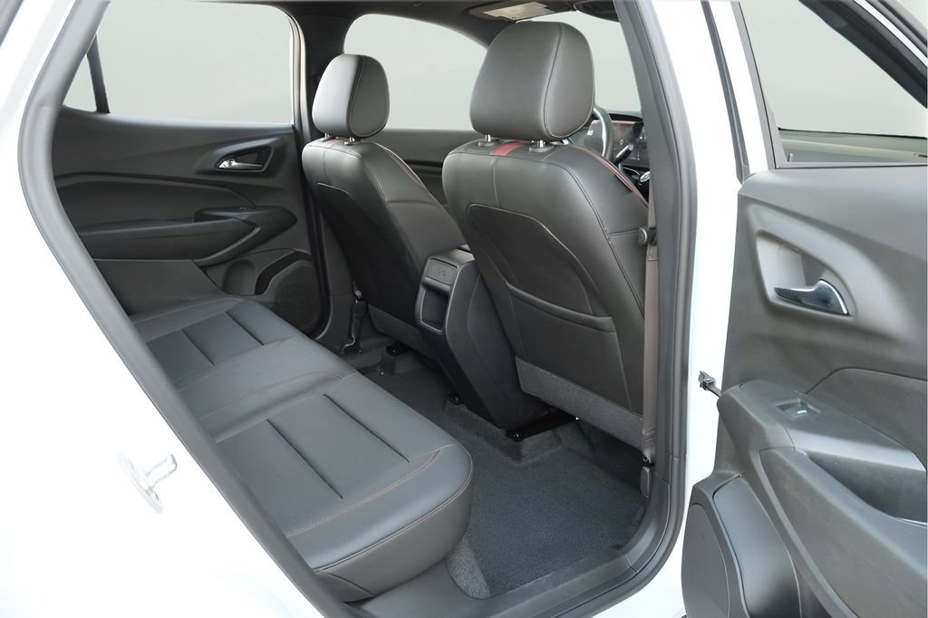 Used 2025 Chevrolet Trax RS w/ Sunroof Package FWD image 28