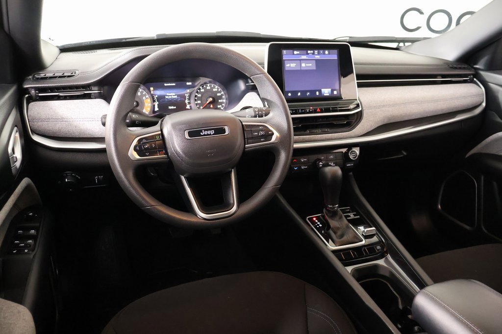 Used 2025 Jeep Compass Sport image 2