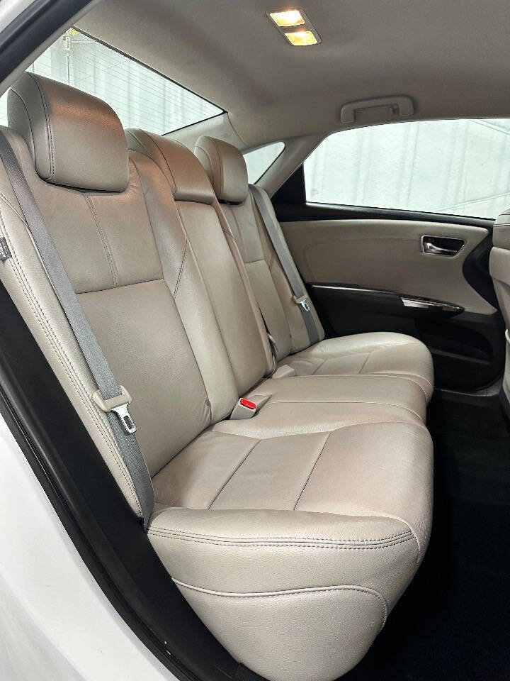 Used 2018 Toyota Avalon XLE image 18