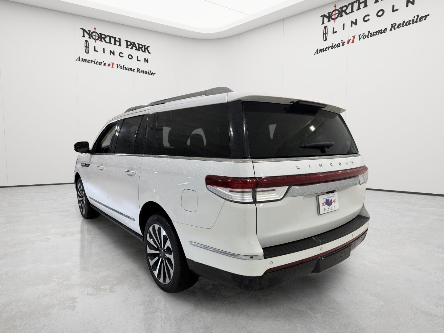 Used 2023 Lincoln Navigator L Reserve AWD/4WD image 3
