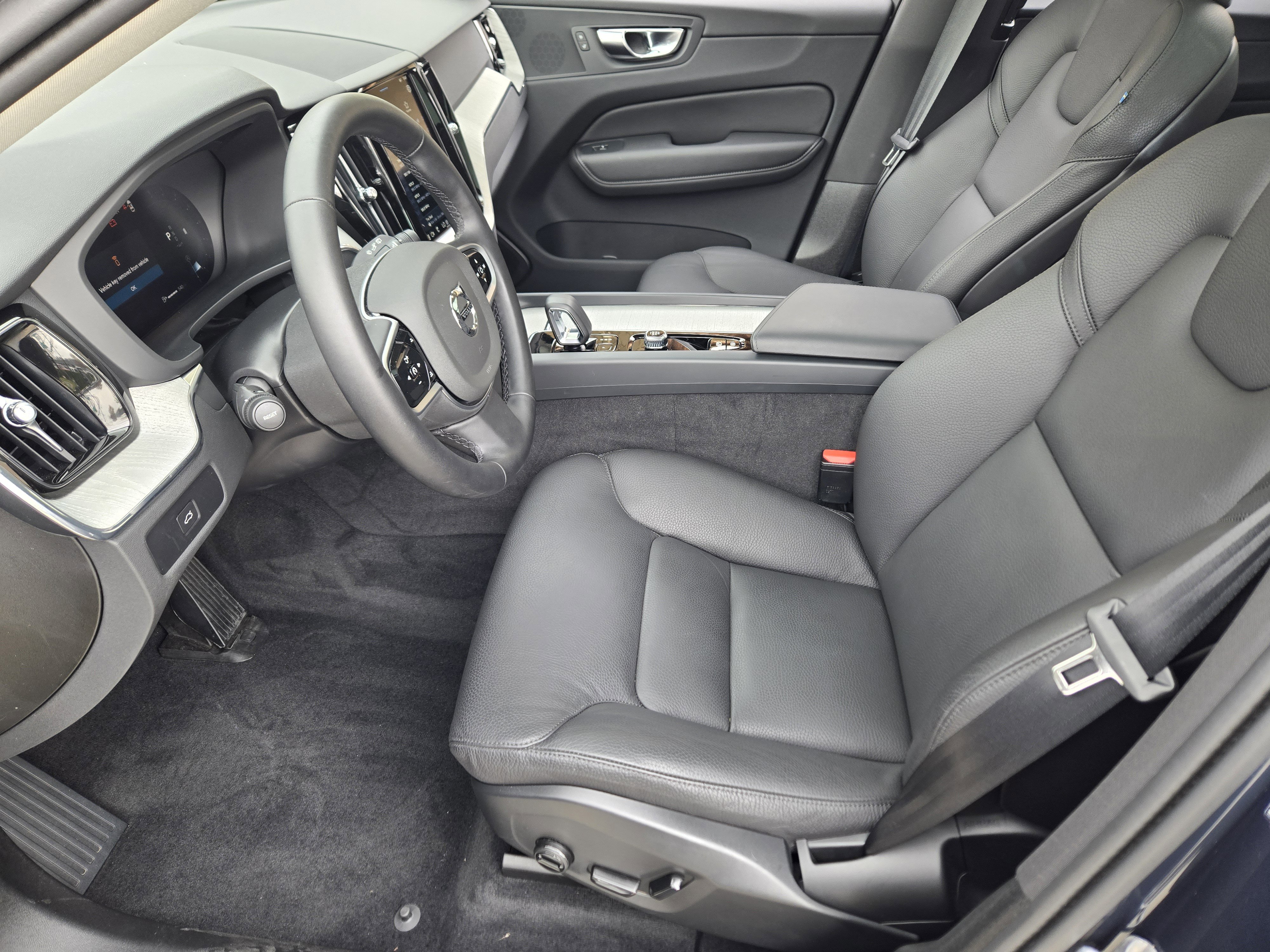 Used 2025 Volvo XC60 B5 Plus image 21