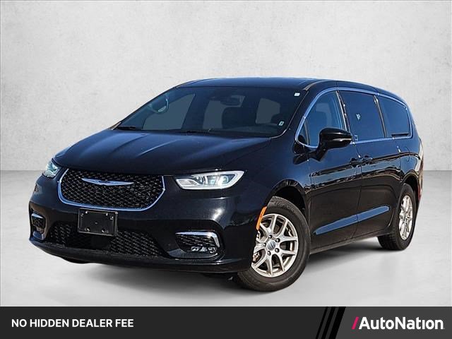 Used 2025 Chrysler Pacifica Select