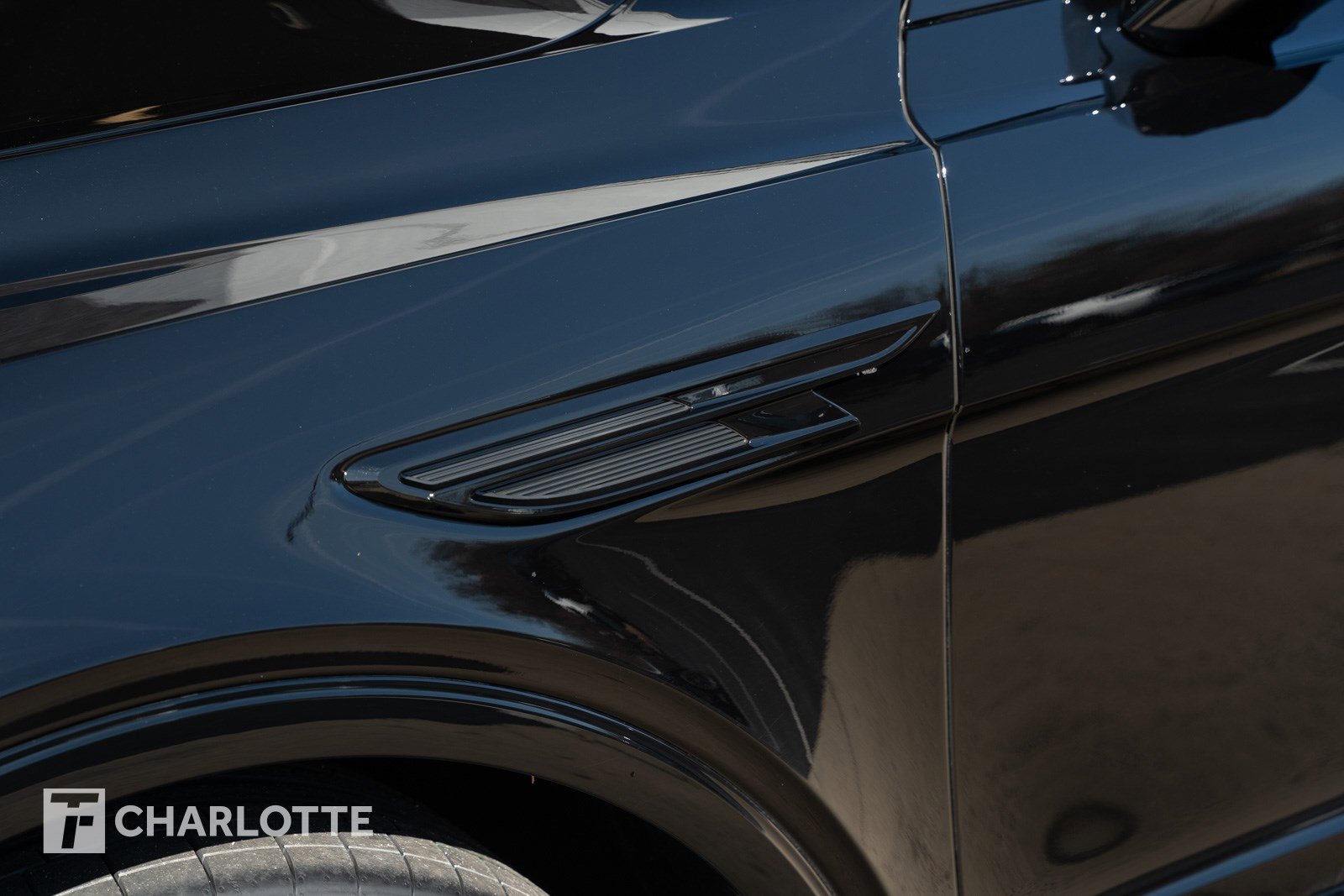 Used 2025 Bentley Bentayga image 9