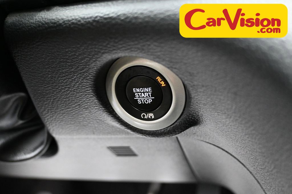 Used 2025 Chrysler Pacifica Limited image 21