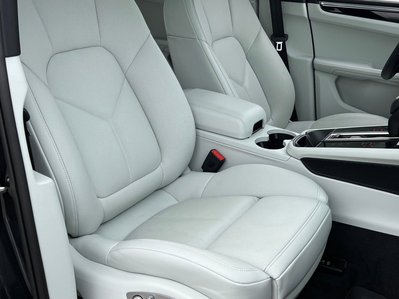 Certified 2025 Porsche Macan image 15