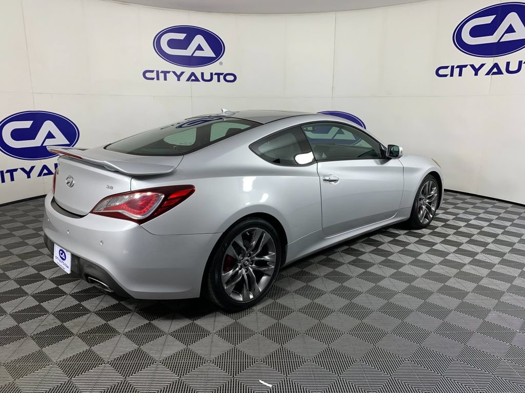 Used 2016 Hyundai Genesis Coupe 3.8 RWD image 3
