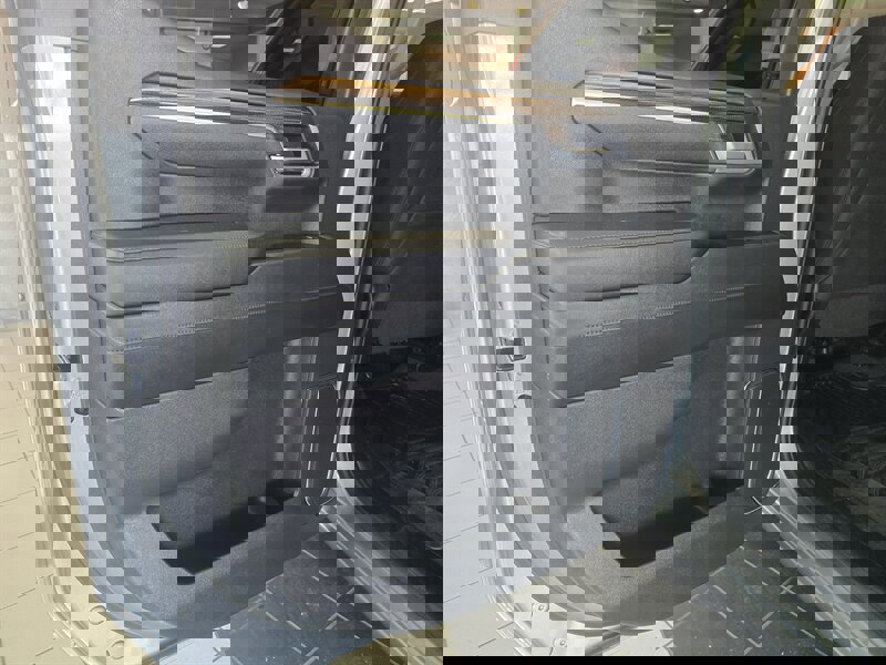 Used 2025 Chevrolet Silverado 1500 LT image 9