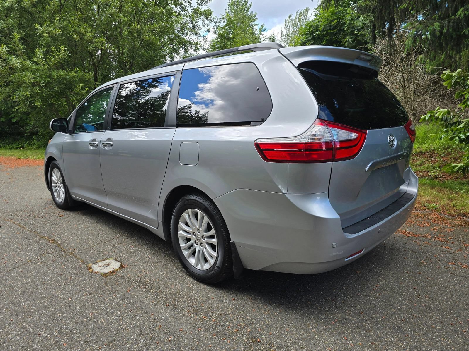 Used 2015 Toyota Sienna XLE w/ XLE Navigation Package FWD image 3