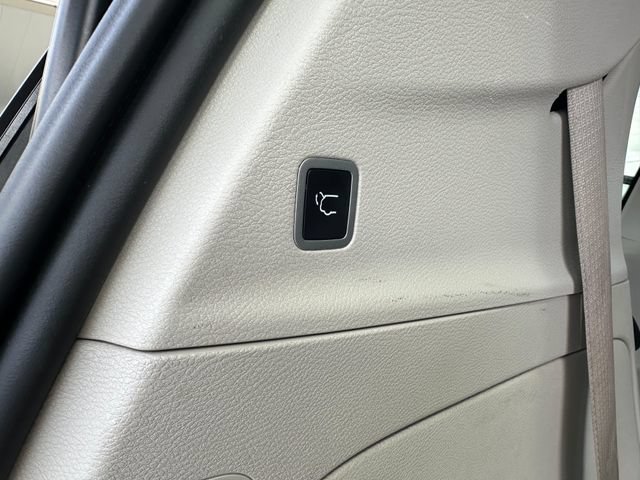 Used 2022 Chrysler Voyager LX FWD image 16