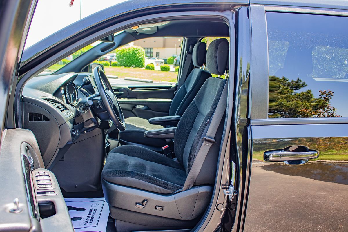 Used 2019 Dodge Grand Caravan SE FWD image 12