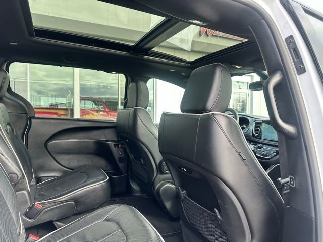 Used 2025 Chrysler Pacifica Limited FWD image 17