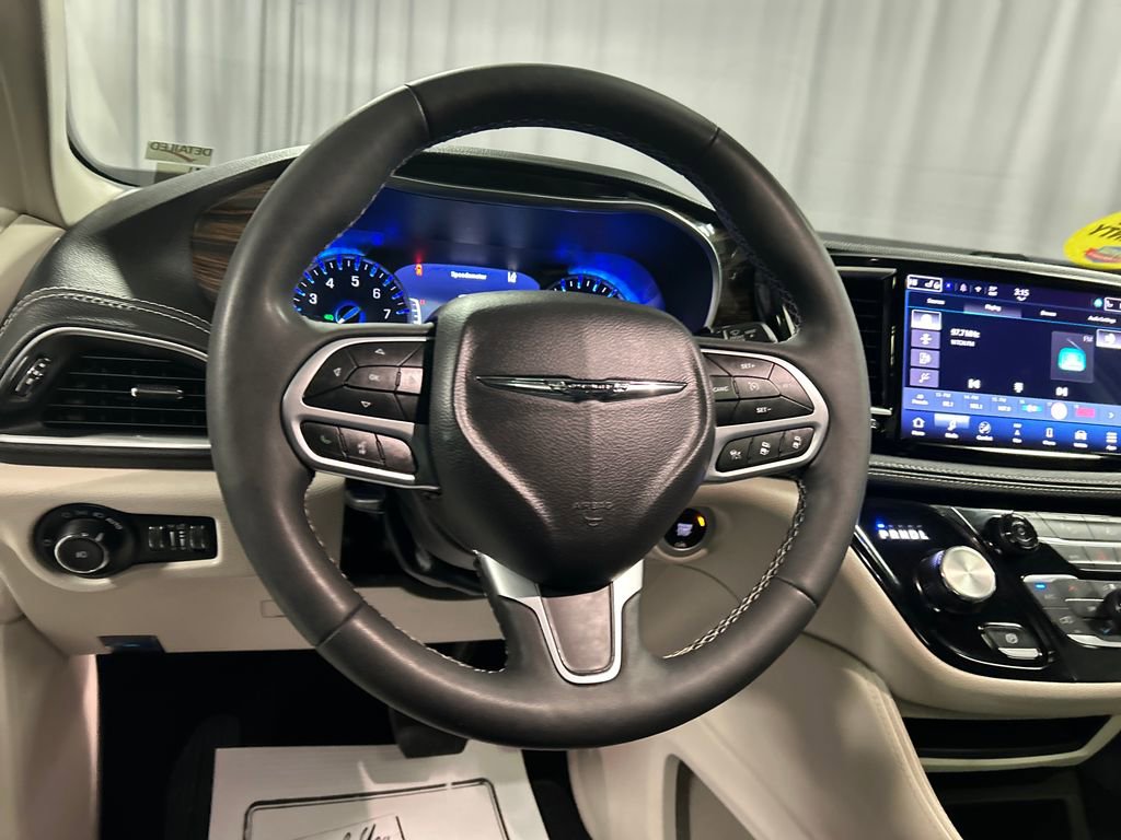 Used 2024 Chrysler Pacifica Limited FWD image 15