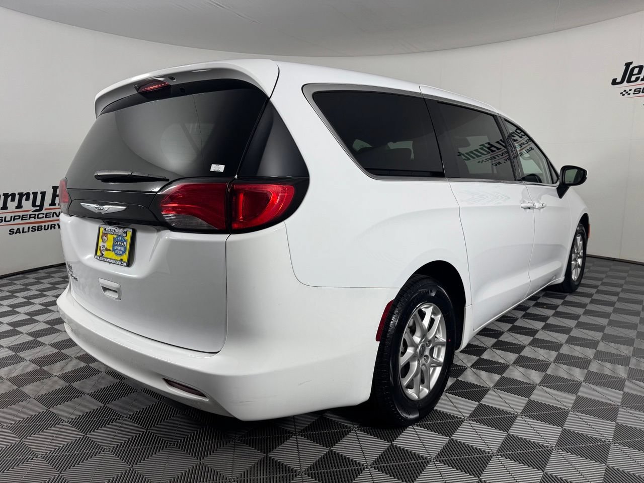 Used 2023 Chrysler Voyager LX FWD image 6