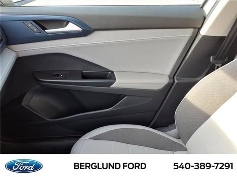 Used 2024 Volkswagen Taos SE image 31