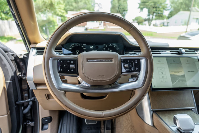 Used 2025 Land Rover Range Rover SV AWD/4WD image 24